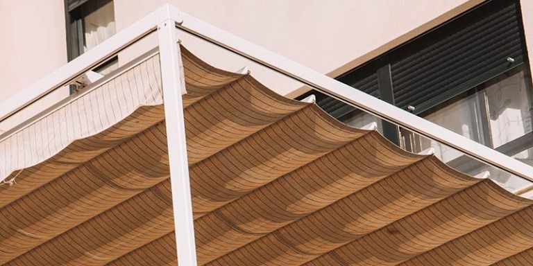 Toldos correderos con guías, una solución para terrazas con mucho viento