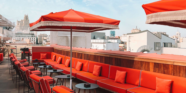 Toldos para terrazas de hostelería: cómo aprovechar tu terraza todo el año